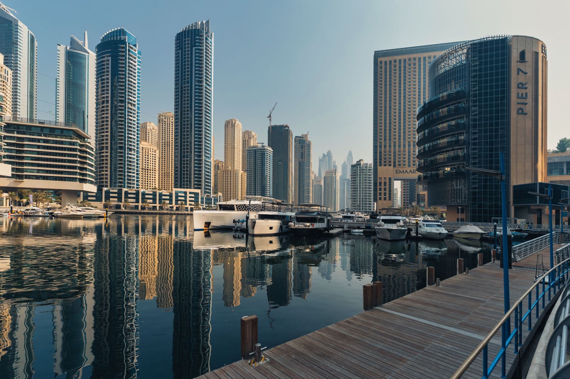 Vue aerienne Dubai Marina gratte-ciel marina bateaux appartement investissement 2026