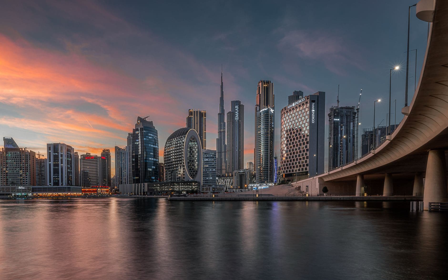 Business Bay Dubai gratte-ciel canal Burj Khalifa investissement immobilier 2026