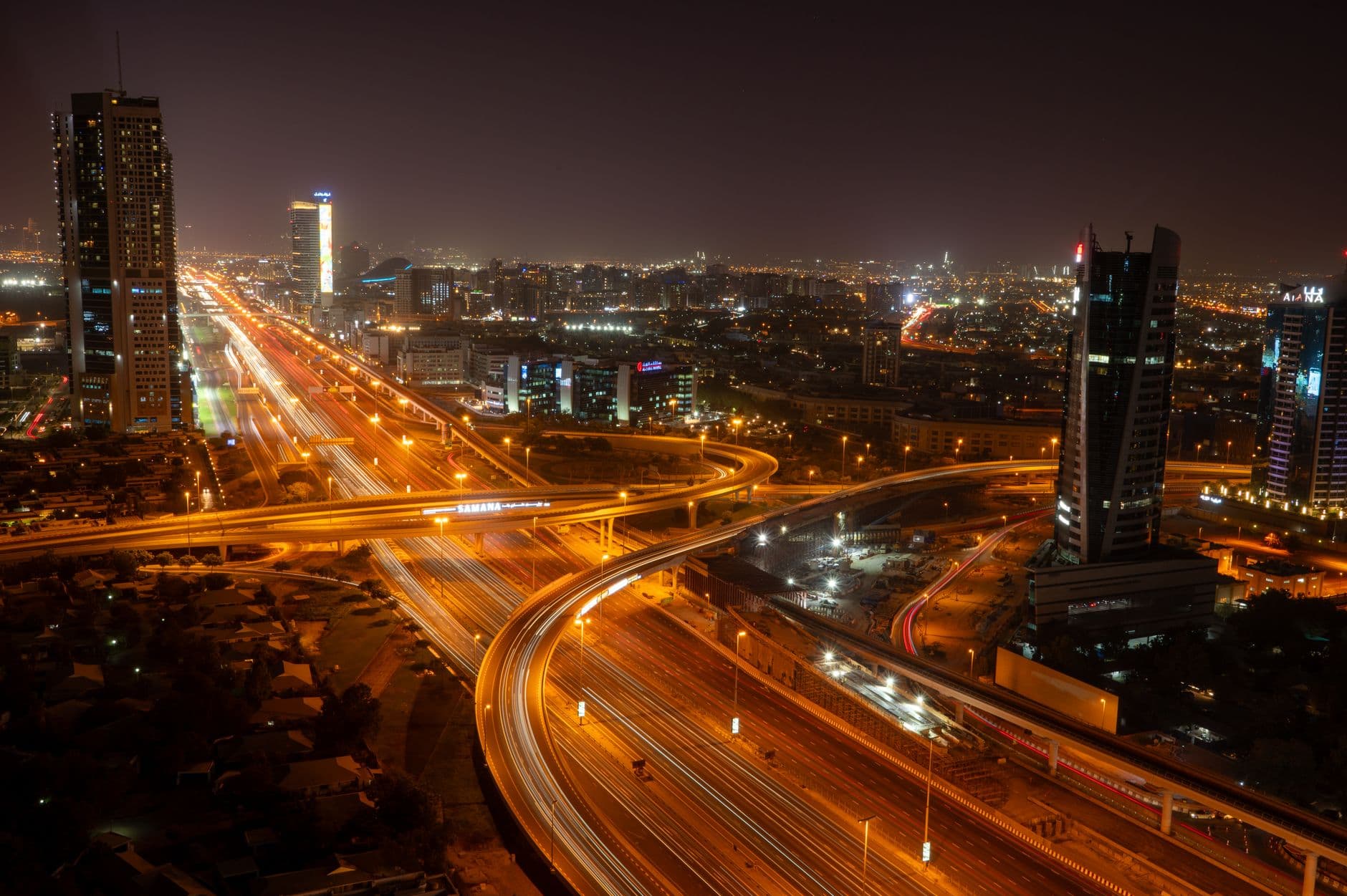 Skyline Dubai Marina et Burj Khalifa illustrant pourquoi investir Dubai en 2026