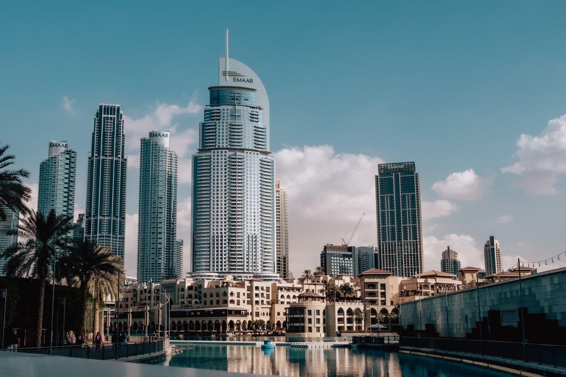 Skyline Dubai Marina et JBR vue aerienne avec gratte-ciels modernes pour s'installer a Dubai immobilier